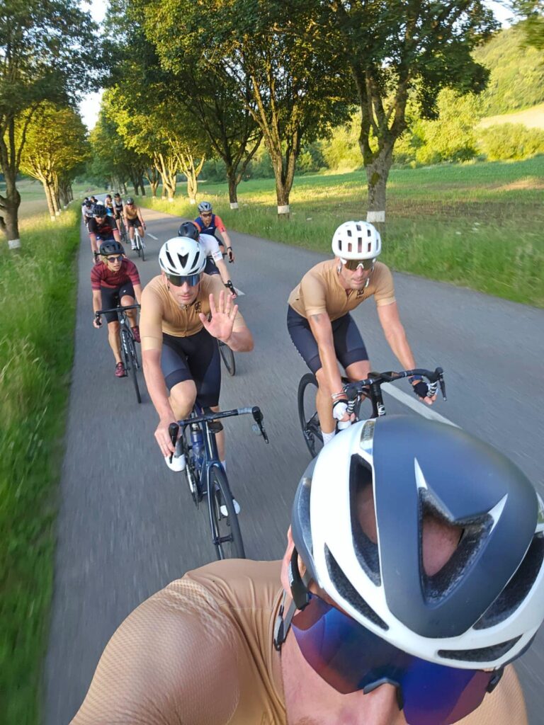 Groupe de cyclistes en sortie commune sur une route de campagne